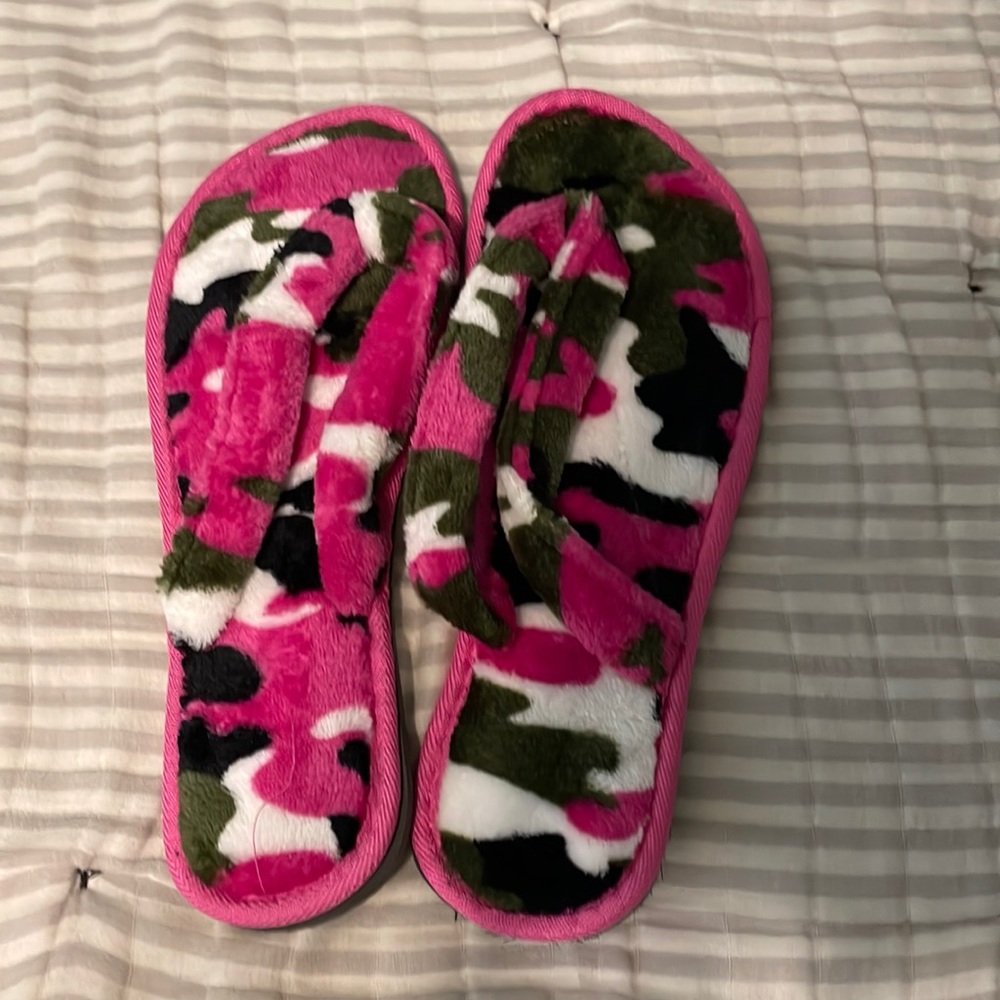 Woman’s Large Pink Camo Slippers